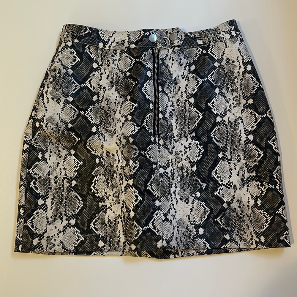 Mini Skirt great for the office or a date night *faux leather *animalprint - Picture 1 of 3